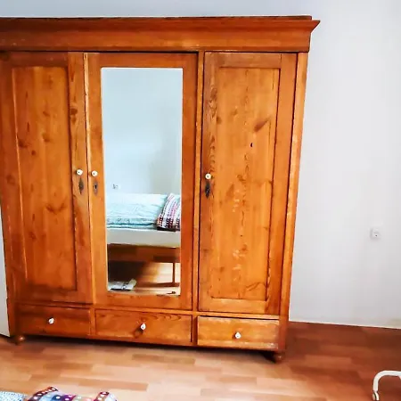 Elegant Close To Main Train Station Apartment *