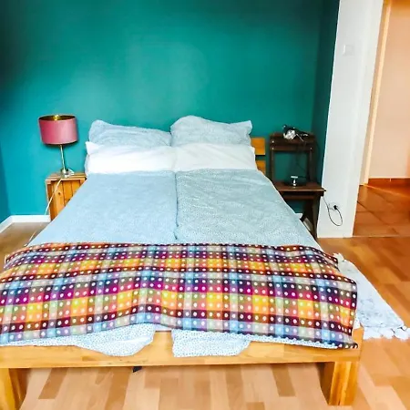Elegant Close To Main Train Station Apartment