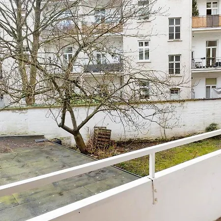 Elegant Close To Main Train Station Apartment *